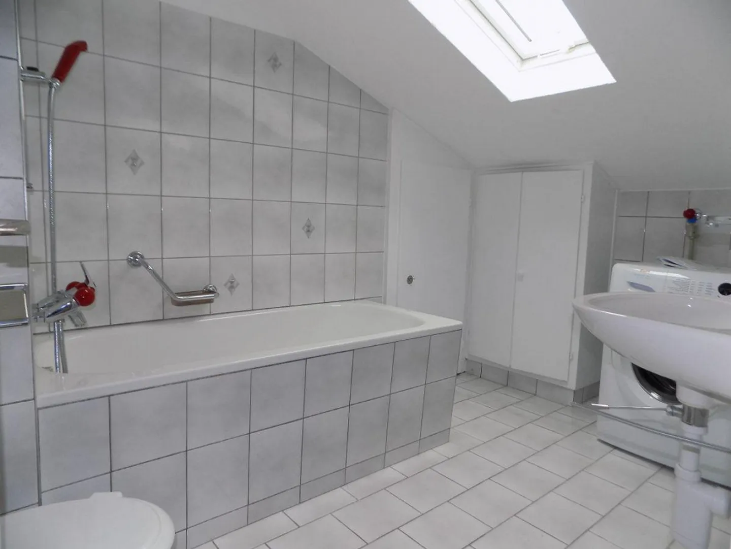 Charming, renovation-required single-family home with a separate apartment, large garden, and garage. - Photo 4 of 10