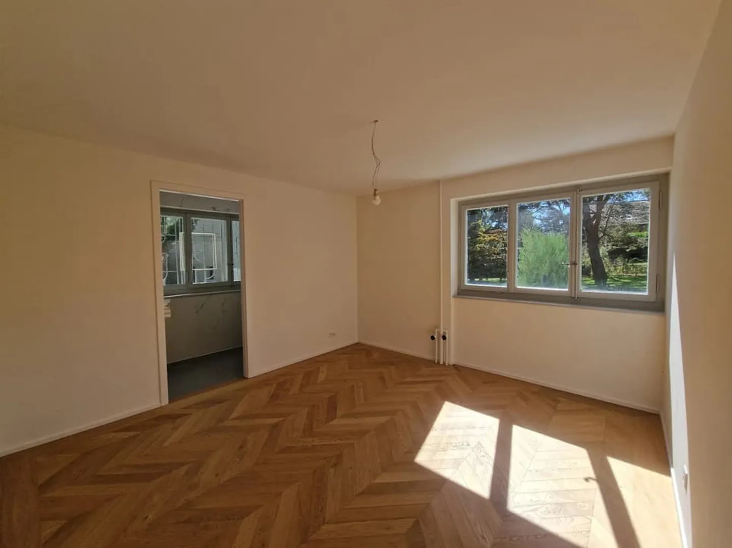 Wunderschöne 3,5-Zimmer-Wohnung im Erdgeschoss einer Architektenvilla mit privatem Garten - Foto 7 von 13