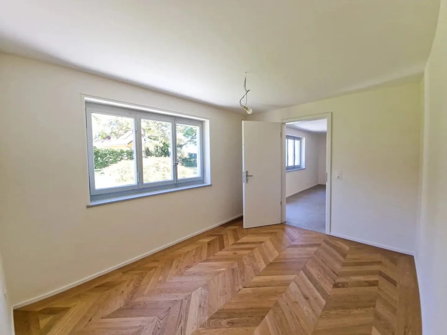 Wunderschöne 3,5-Zimmer-Wohnung im Erdgeschoss einer Architektenvilla mit privatem Garten - Foto 10 von 13