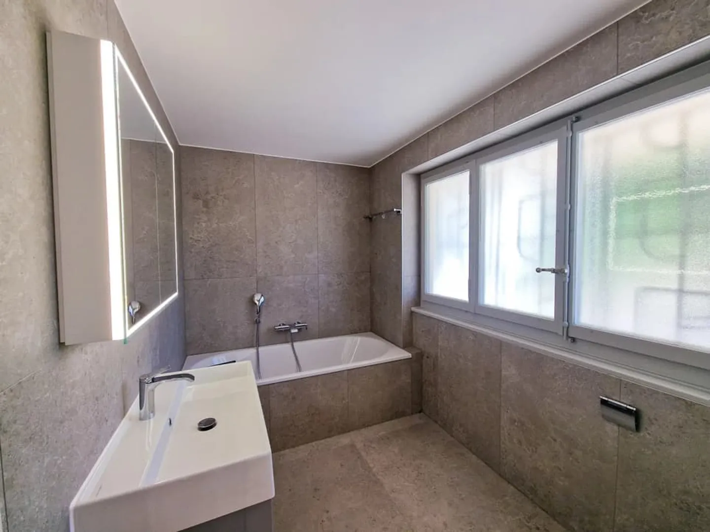 Wunderschöne 3,5-Zimmer-Wohnung im Erdgeschoss einer Architektenvilla mit privatem Garten - Foto 11 von 13