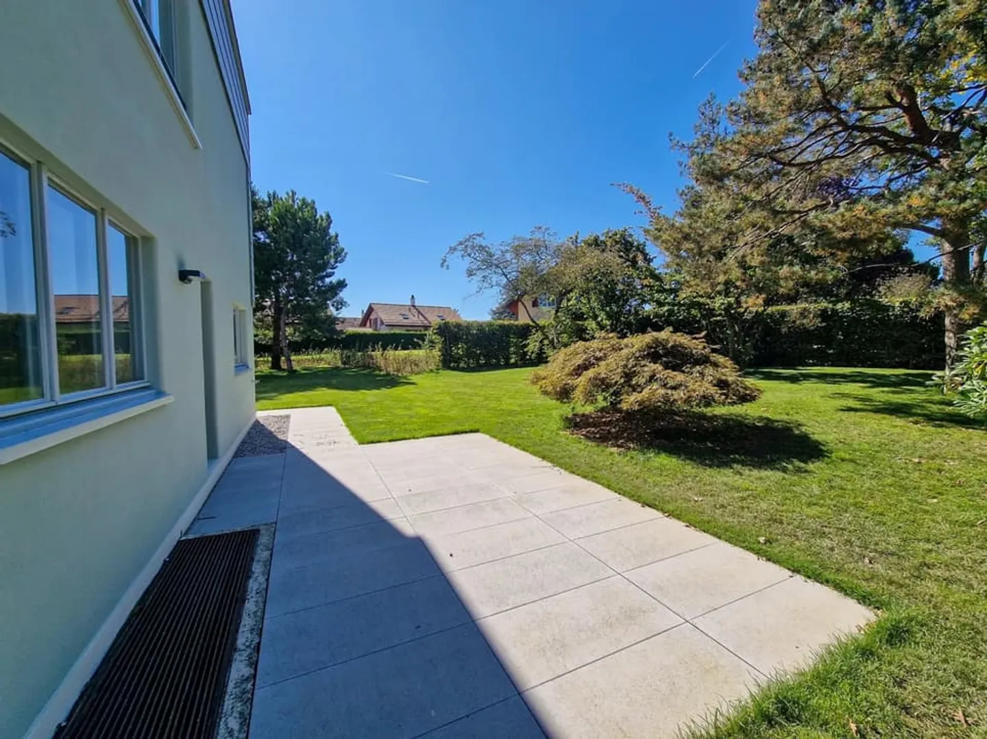 Wunderschöne 3,5-Zimmer-Wohnung im Erdgeschoss einer Architektenvilla mit privatem Garten - Foto 2 von 13