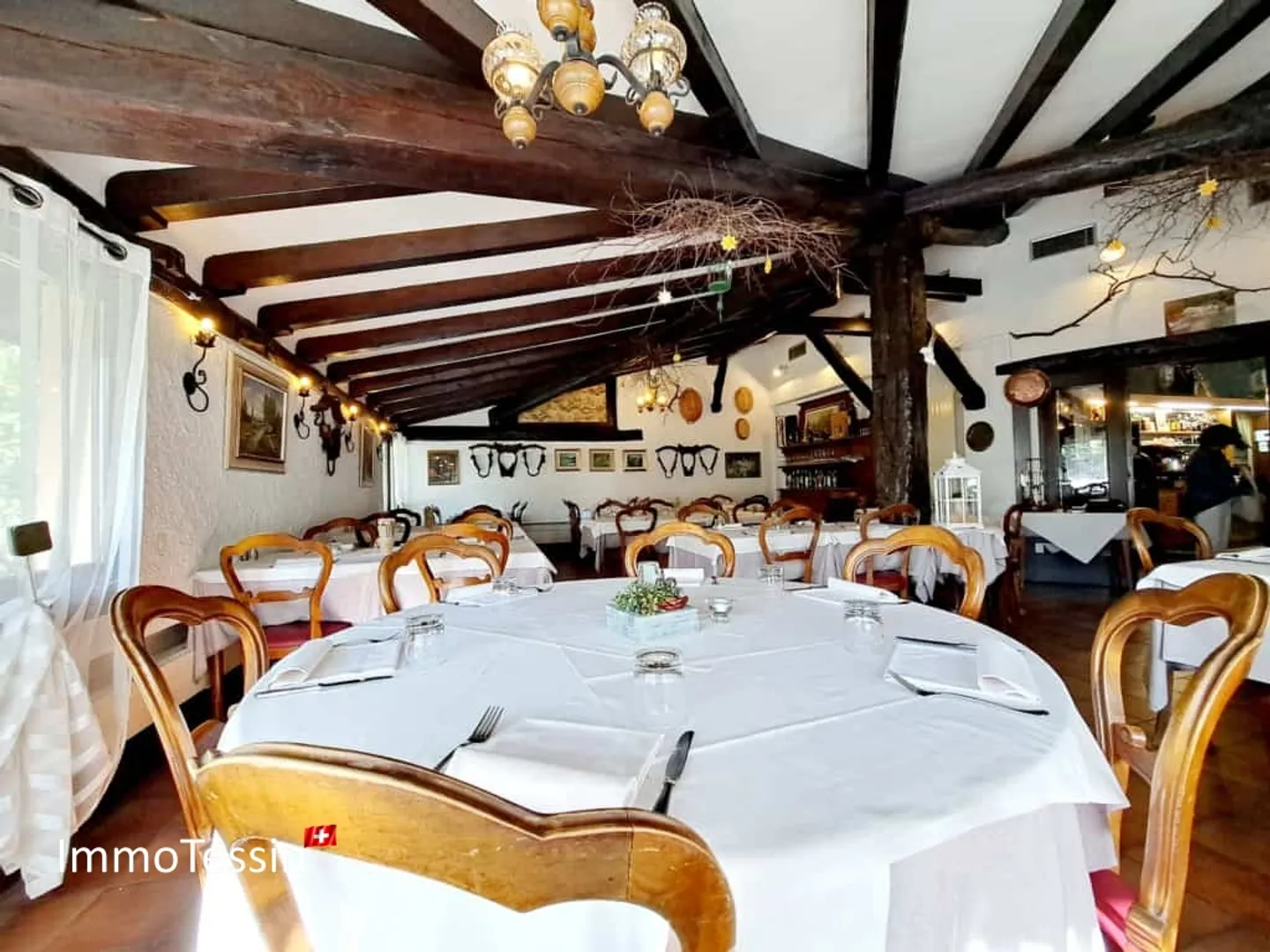 Rarità: Ristorante & Hotel B&B Casa degli Ospiti con enorme potenziale turistico proprio accanto alla funivia di Monte Lema - Foto 13 di 13