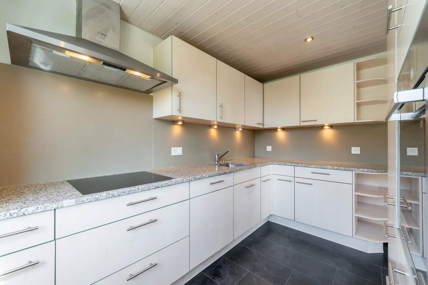 Single-family house in elevated, sunny location with Alpine view - Photo 3 of 13