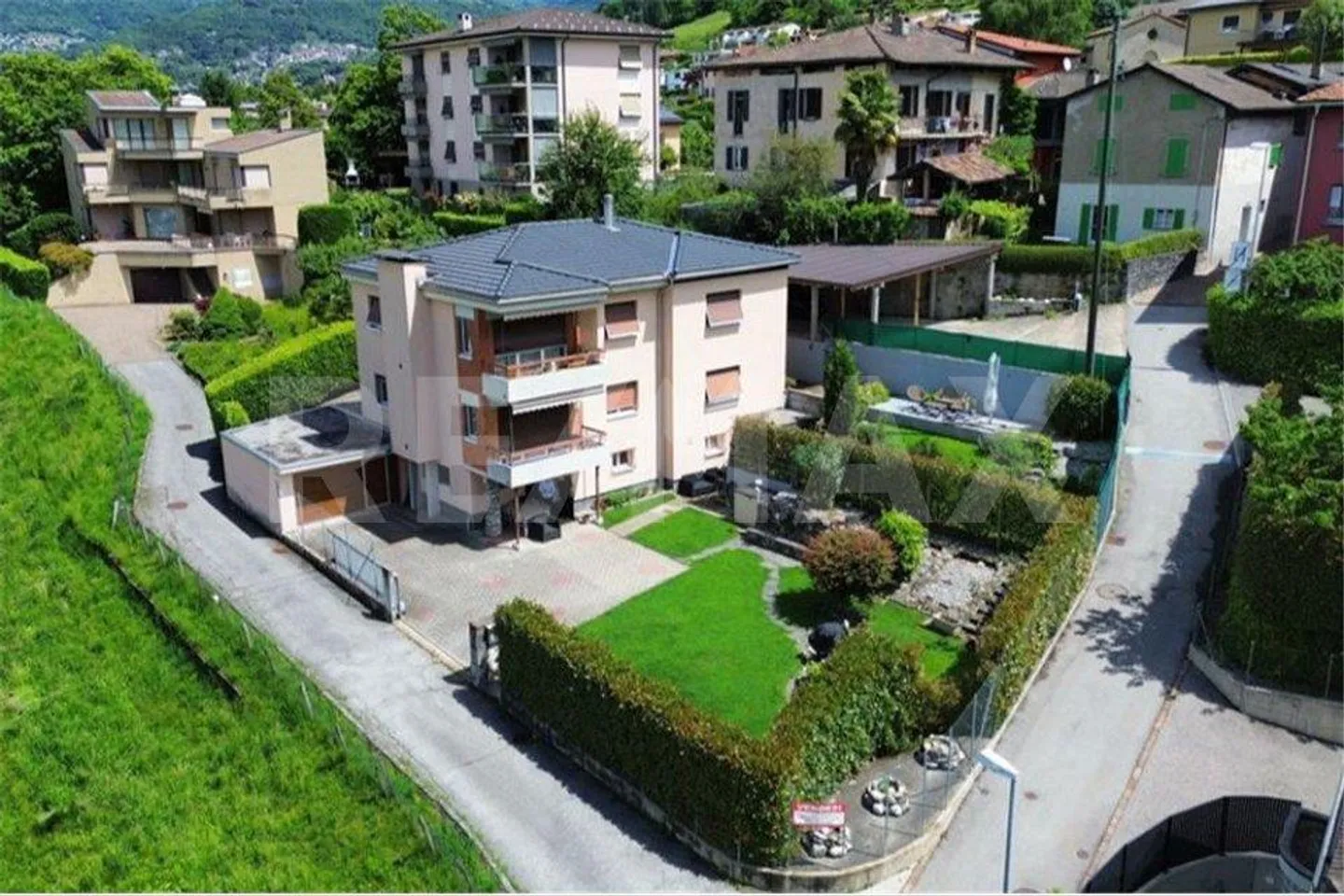 Maison bifamiliale avec espace commercial, grand cour et belle vue - Photo 3 sur 13