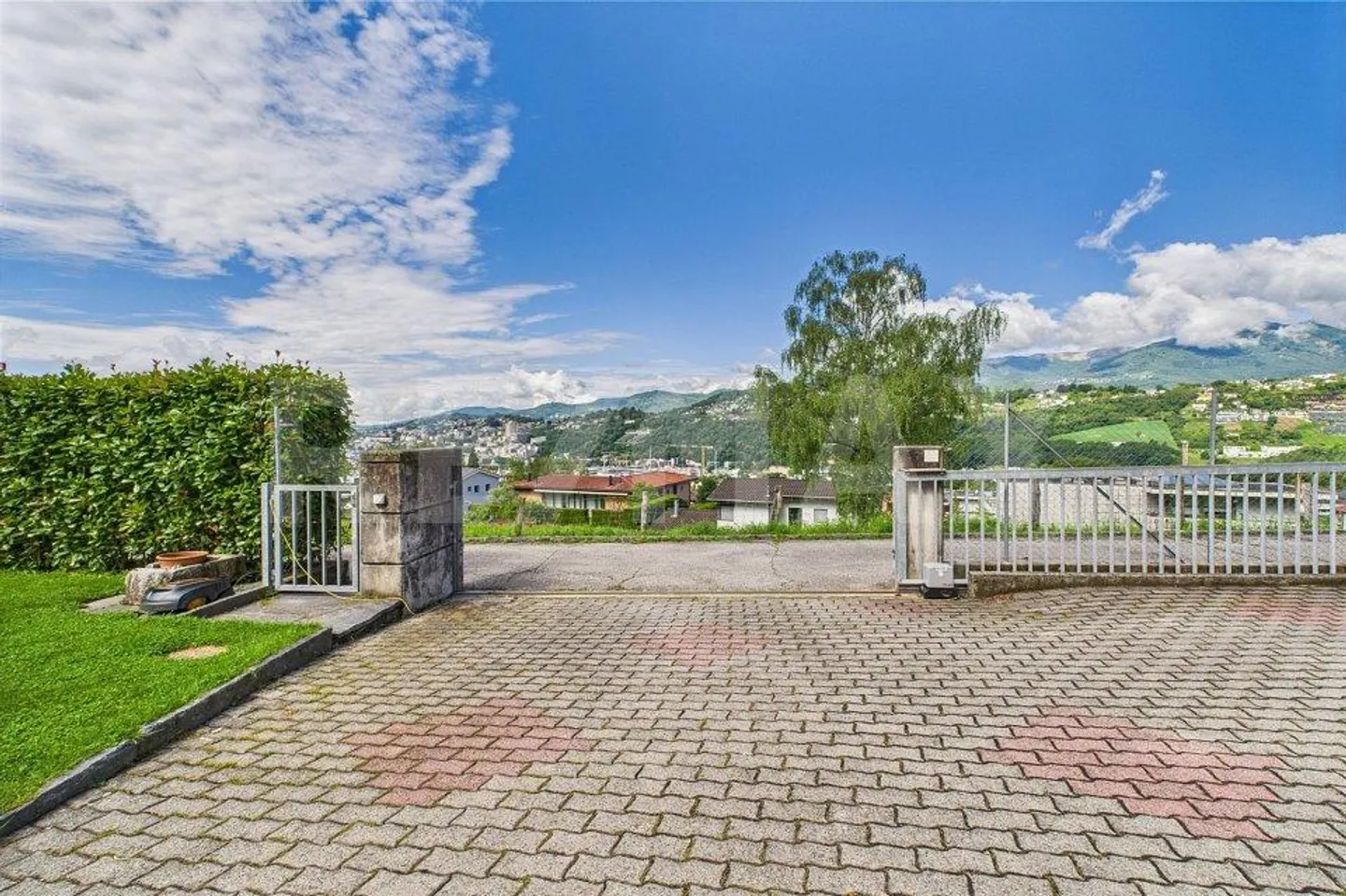 Maison bifamiliale avec espace commercial, grand cour et belle vue - Photo 5 sur 13