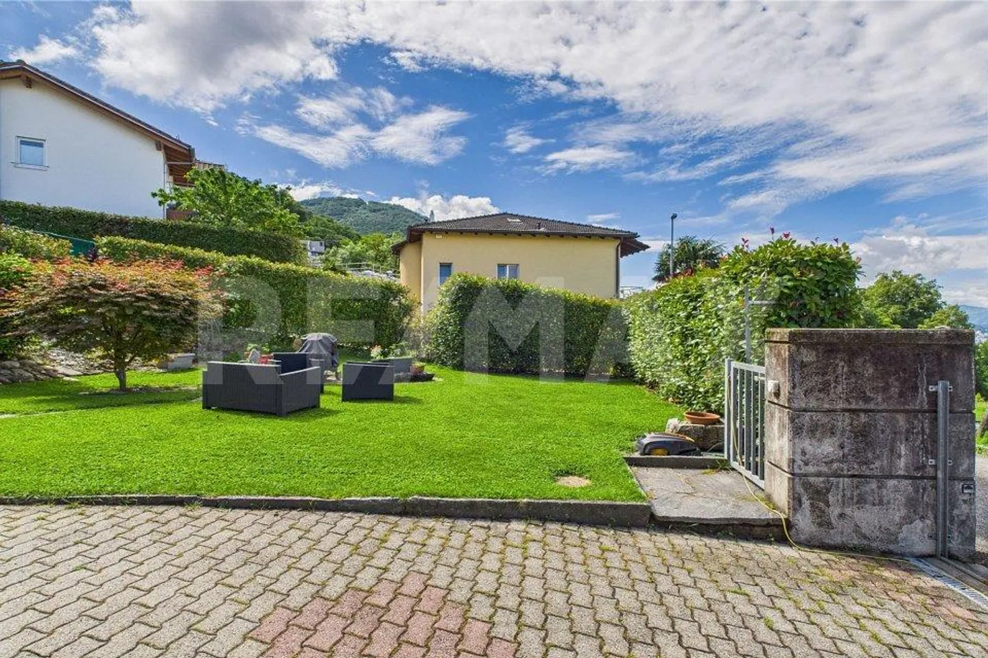 Maison bifamiliale avec espace commercial, grand cour et belle vue - Photo 6 sur 13