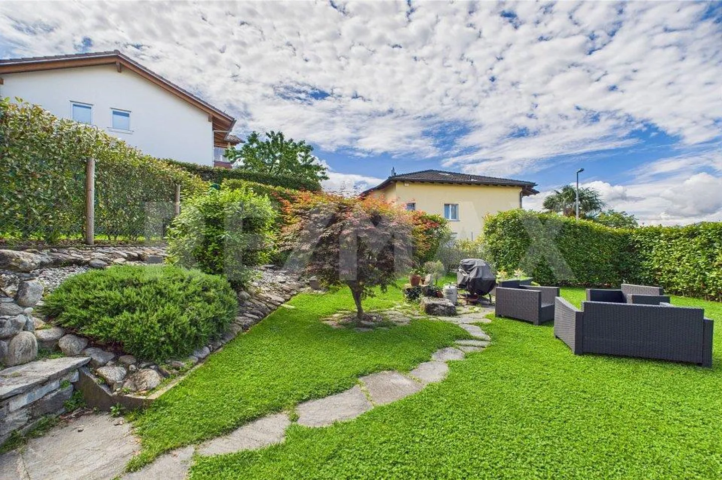 Maison bifamiliale avec espace commercial, grand cour et belle vue - Photo 8 sur 13