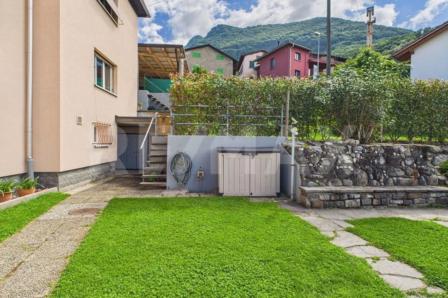 Maison bifamiliale avec espace commercial, grand cour et belle vue - Photo 9 sur 13