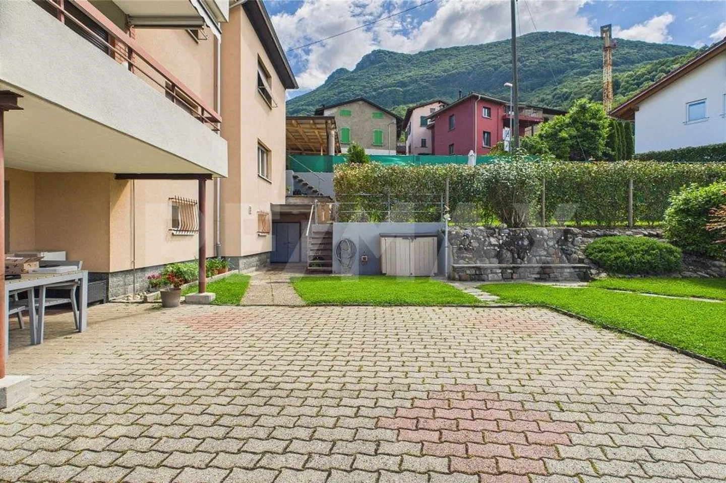 Maison bifamiliale avec espace commercial, grand cour et belle vue - Photo 11 sur 13