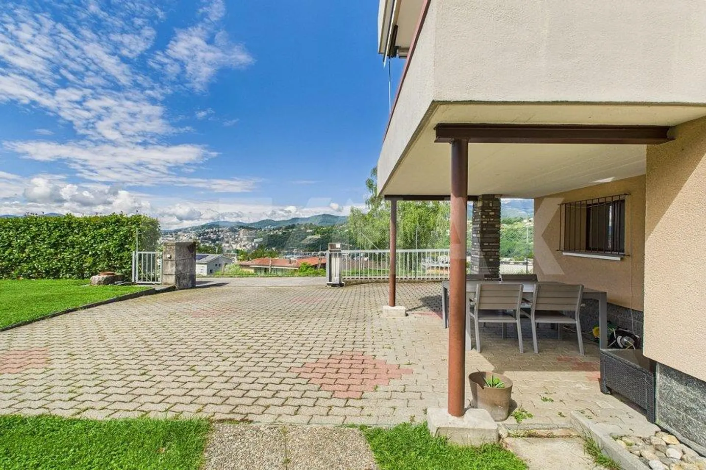 Maison bifamiliale avec espace commercial, grand cour et belle vue - Photo 12 sur 13