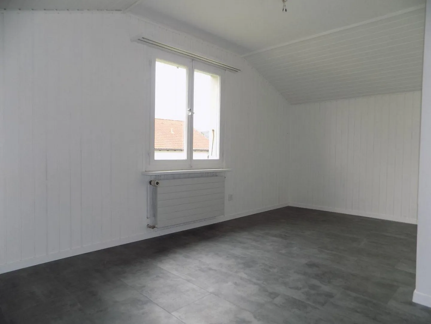 Charming, renovation-required single-family home with a separate apartment, large garden, and garage. - Photo 5 of 10