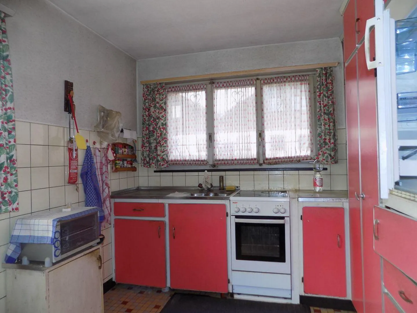 Charming, renovation-required single-family home with a separate apartment, large garden, and garage. - Photo 7 of 10