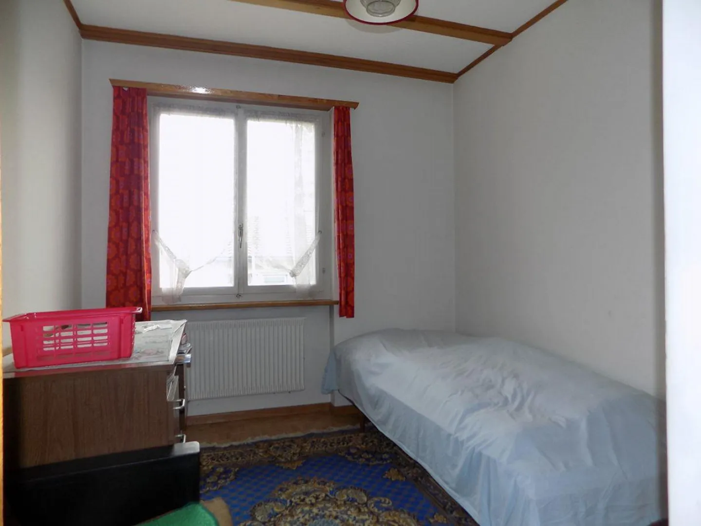 Charming, renovation-required single-family home with a separate apartment, large garden, and garage. - Photo 9 of 10