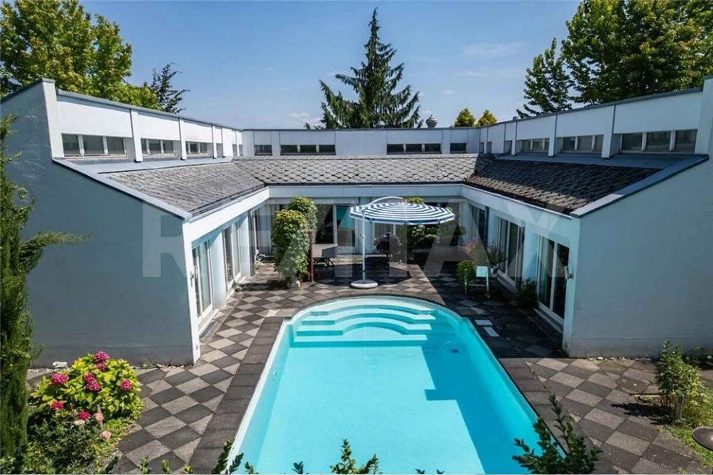 Elegante casa unifamiliare di 5,5 locali con piscina, sauna e tanto spazio! - Foto 7 di 13