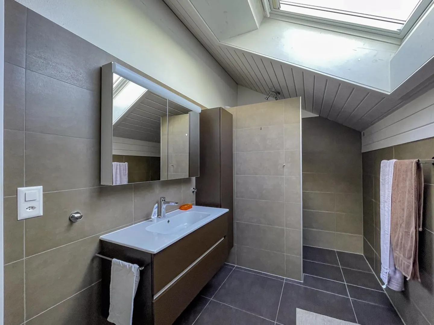 Proprietà rara con due spazi abitativi? Vista libera e grande potenziale - Foto 9 di 13