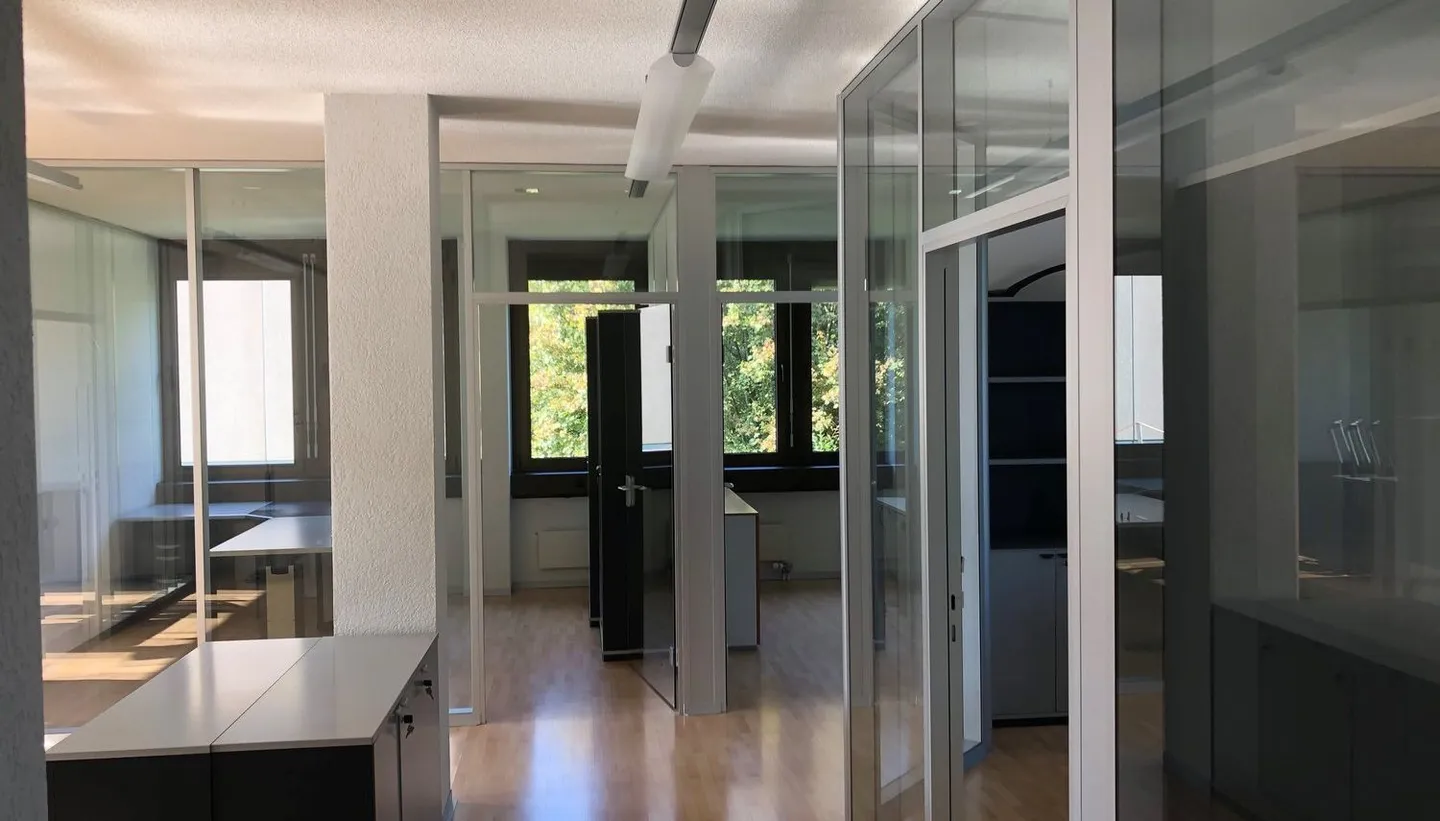 Uffici luminosi e sviluppati con vista per un lavoro ispiratore - Foto 8 di 10