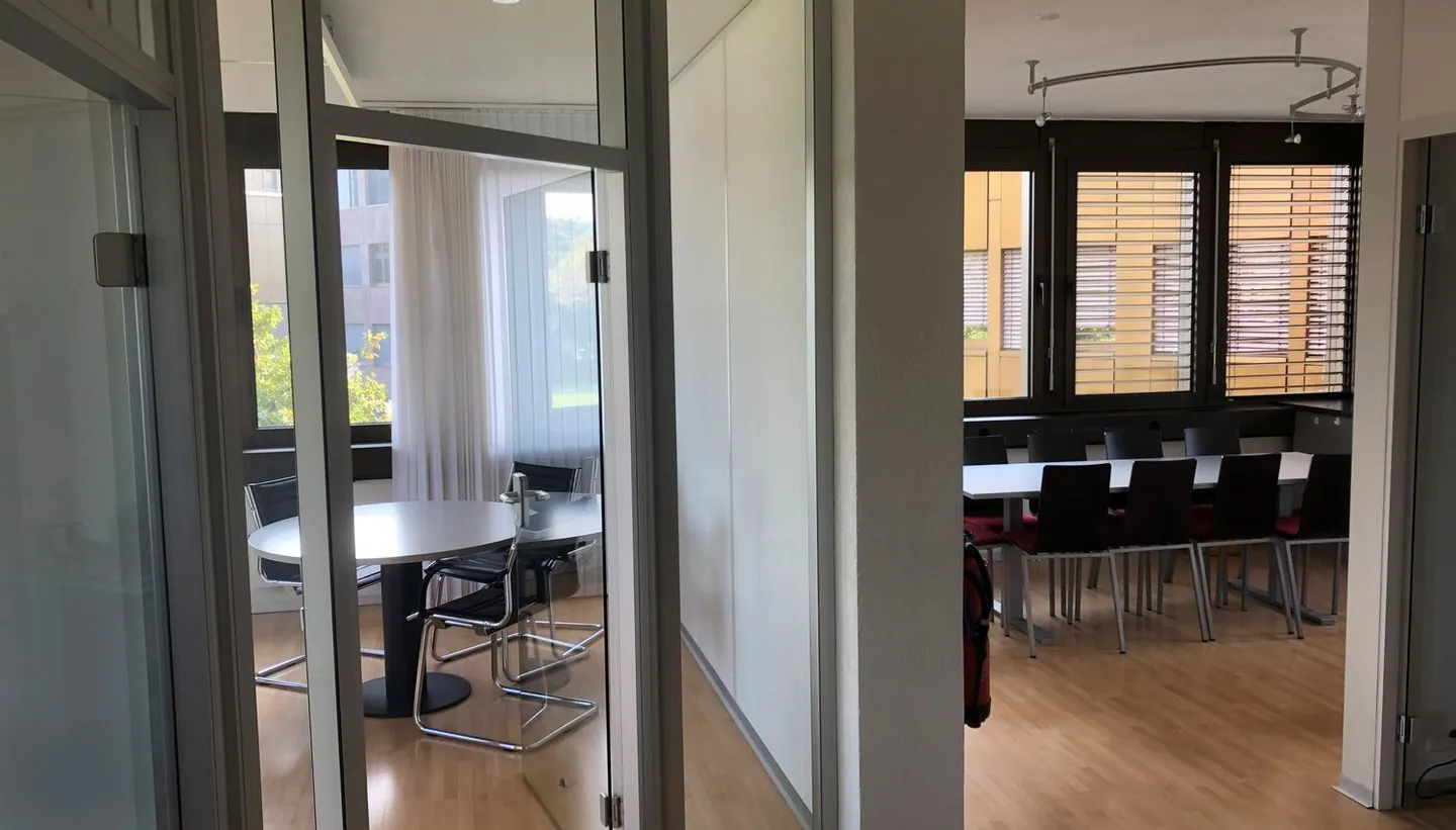 Uffici luminosi e sviluppati con vista per un lavoro ispiratore - Foto 9 di 10