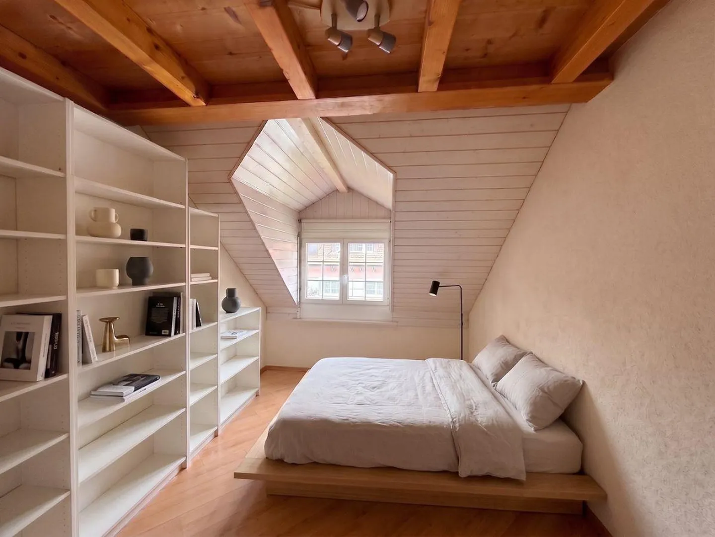 Appartamento luminoso con galleria convertita in duplex e vista libera sulle montagne - Foto 3 di 6