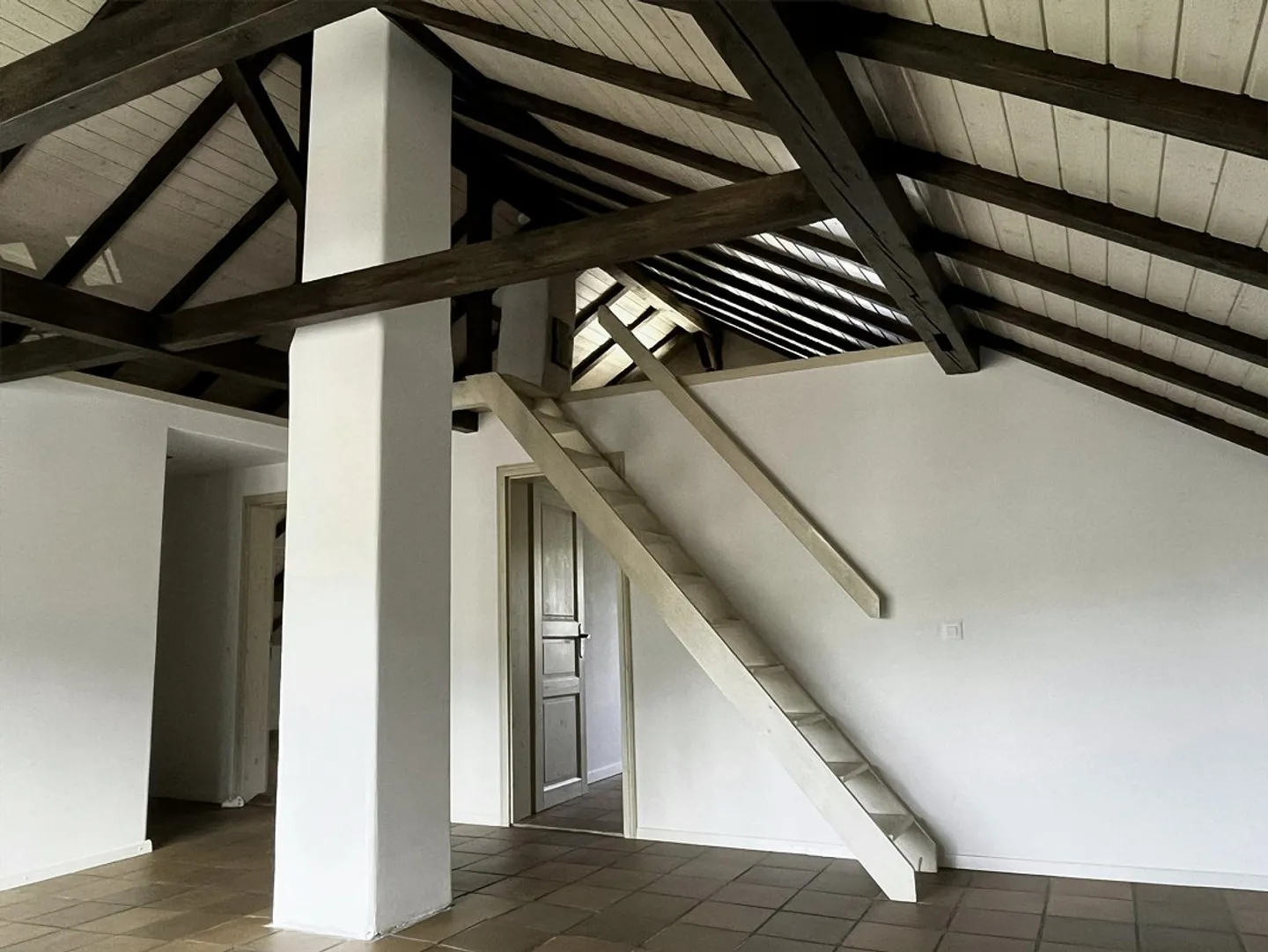 Appartamento mansardato con piccola galleria e giardino privato - Foto 1 di 21