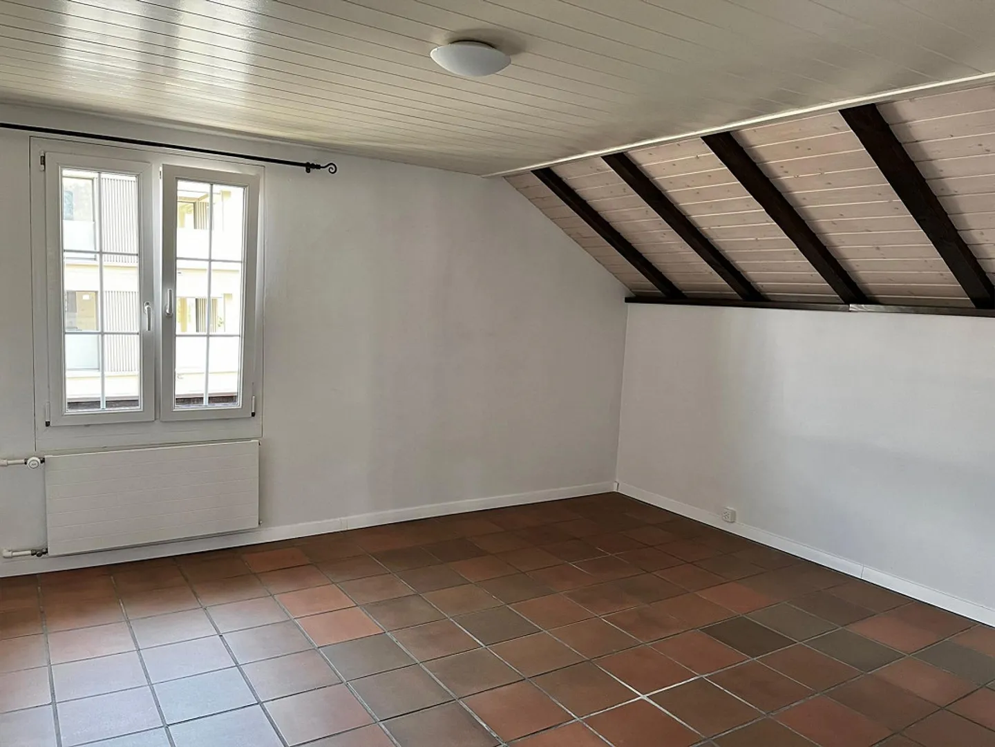 Appartamento mansardato con piccola galleria e giardino privato - Foto 12 di 21