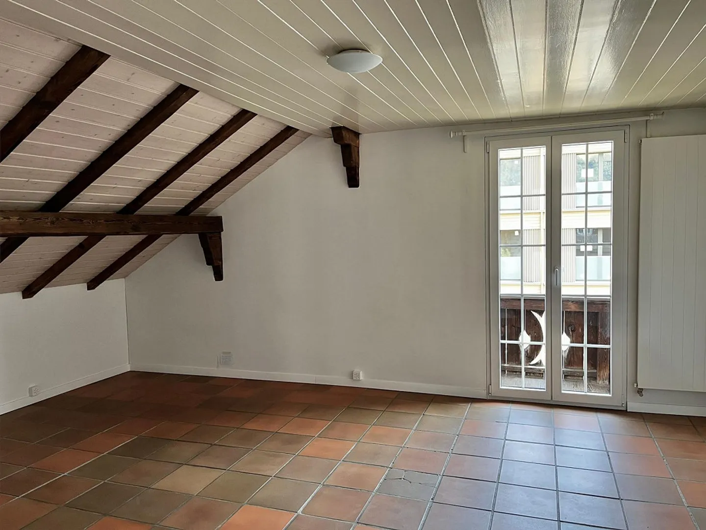 Appartamento mansardato con piccola galleria e giardino privato - Foto 10 di 21