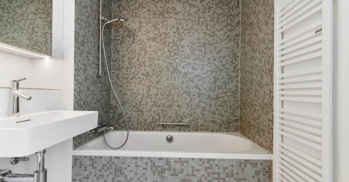 Casa familiare ristrutturata con giardino - Foto 5 di 11