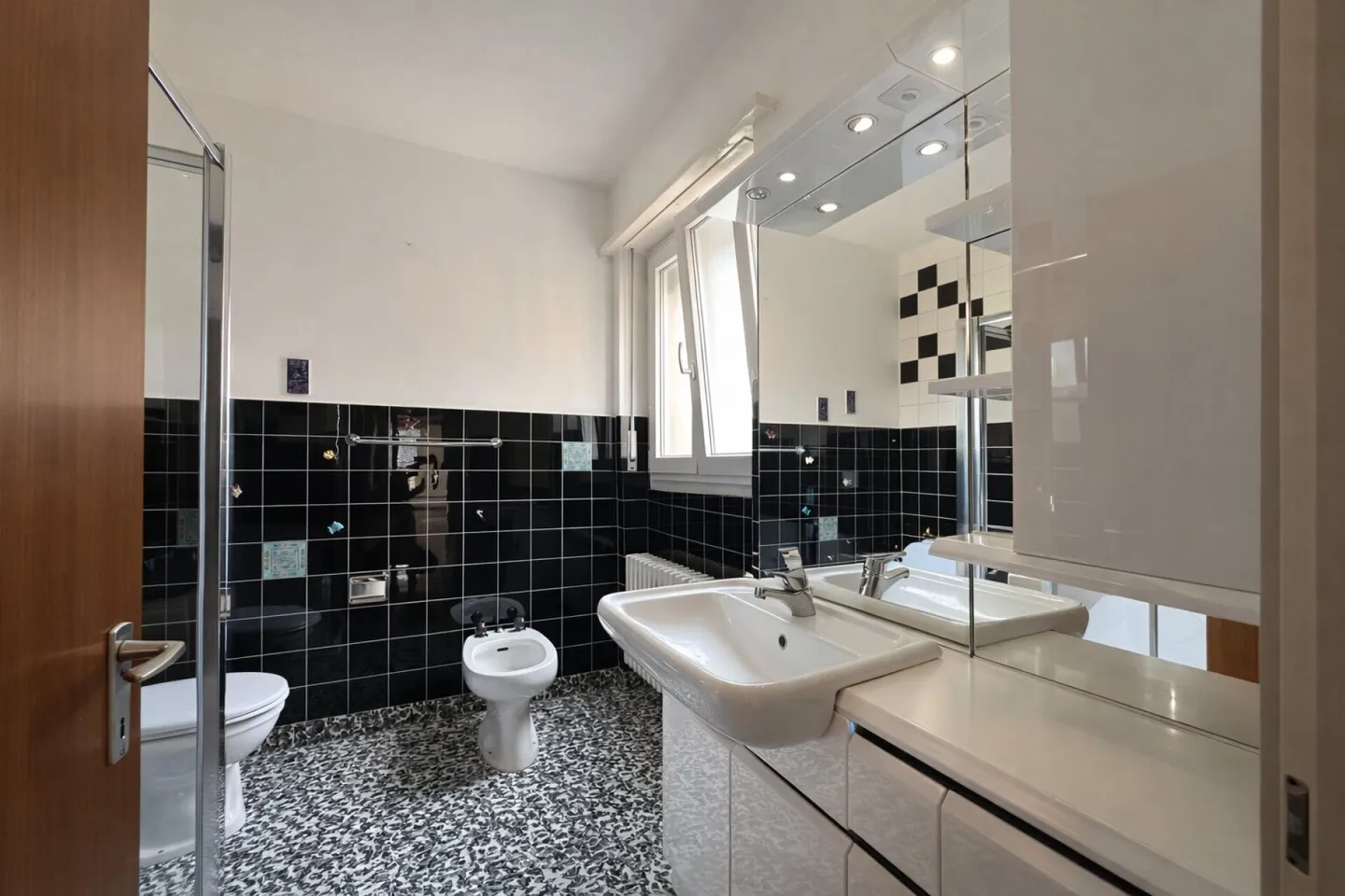 Geräumige Wohnung mit Balkonen - Foto 18 von 20