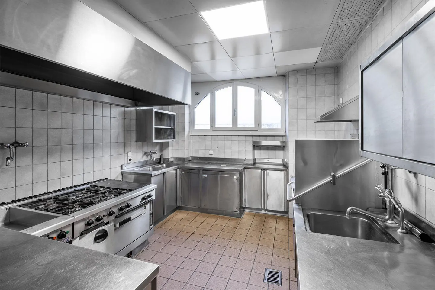 Restaurant / Local associatif proche du centre cherche nouveau locataire! - Photo 8 sur 10