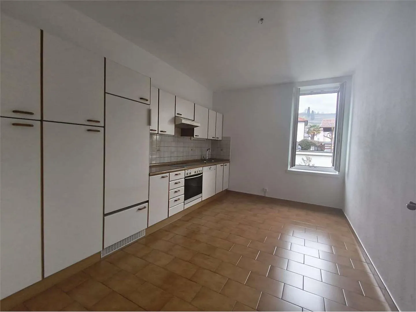 Coldrerio - Geräumige 4.5 (5) Zimmer zwischen Grün und Park - Küche und Ba - Foto 1 von 11