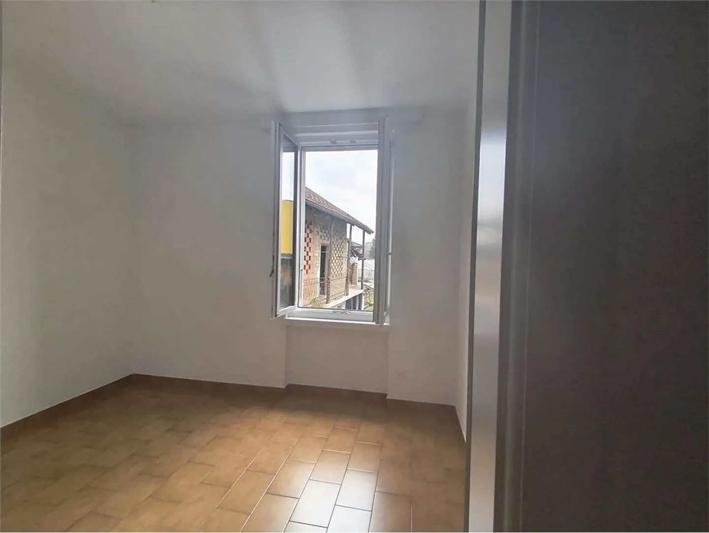 Coldrerio - Geräumige 4.5 (5) Zimmer zwischen Grün und Park - Küche und Ba - Foto 7 von 11