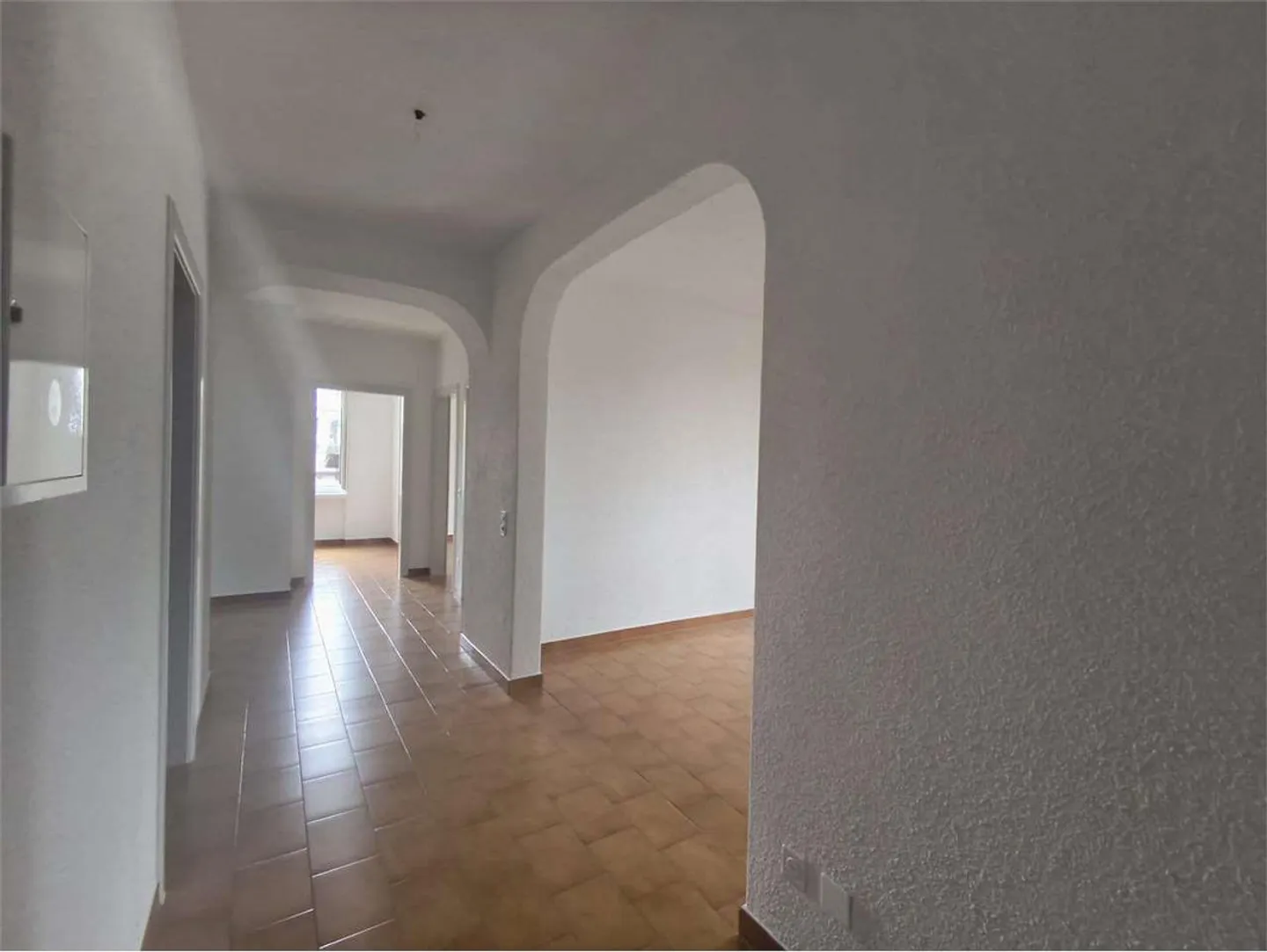 Coldrerio - Geräumige 4.5 (5) Zimmer zwischen Grün und Park - Küche und Ba - Foto 2 von 11