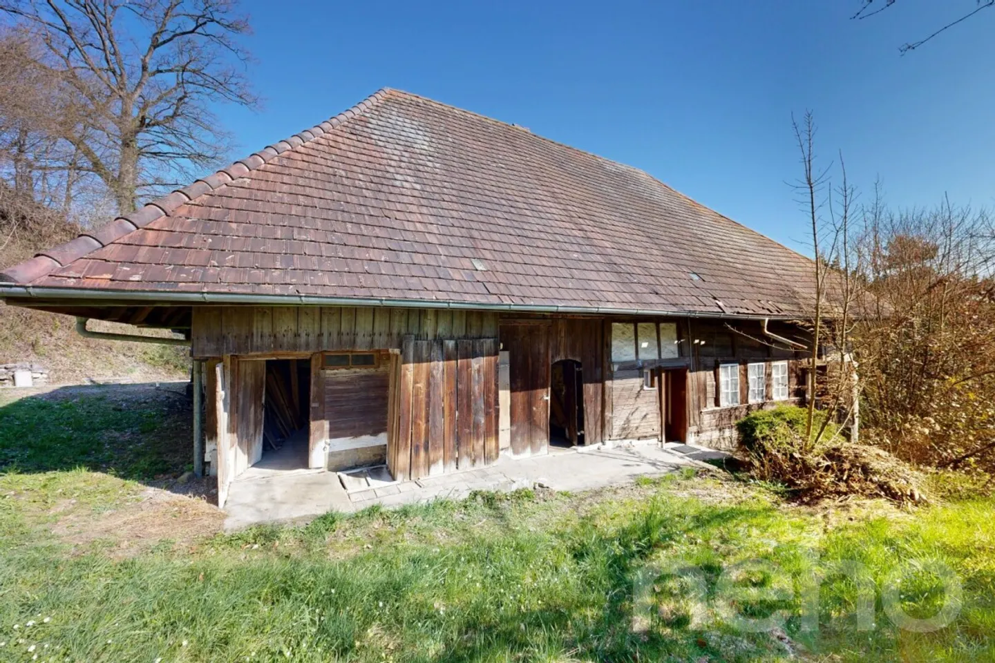 Casa bifamiliare storica al confine della foresta con potenziale di sviluppo - Foto 3 di 11