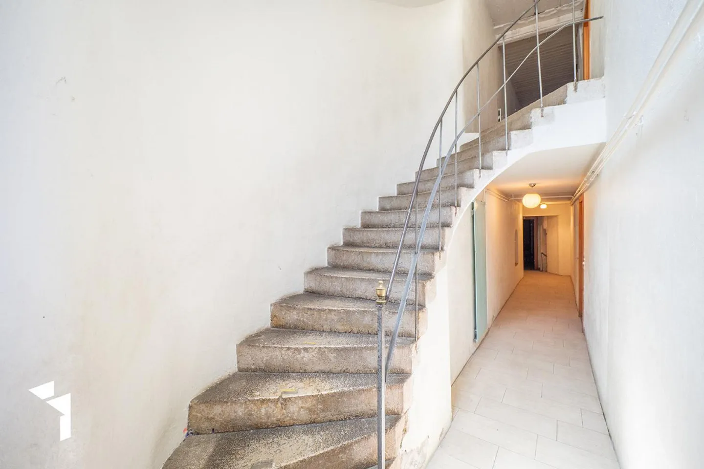 Fehr Immobiliare - Proprietà residenziale e commerciale con bisogno di ristrutturazione - Foto 4 di 14