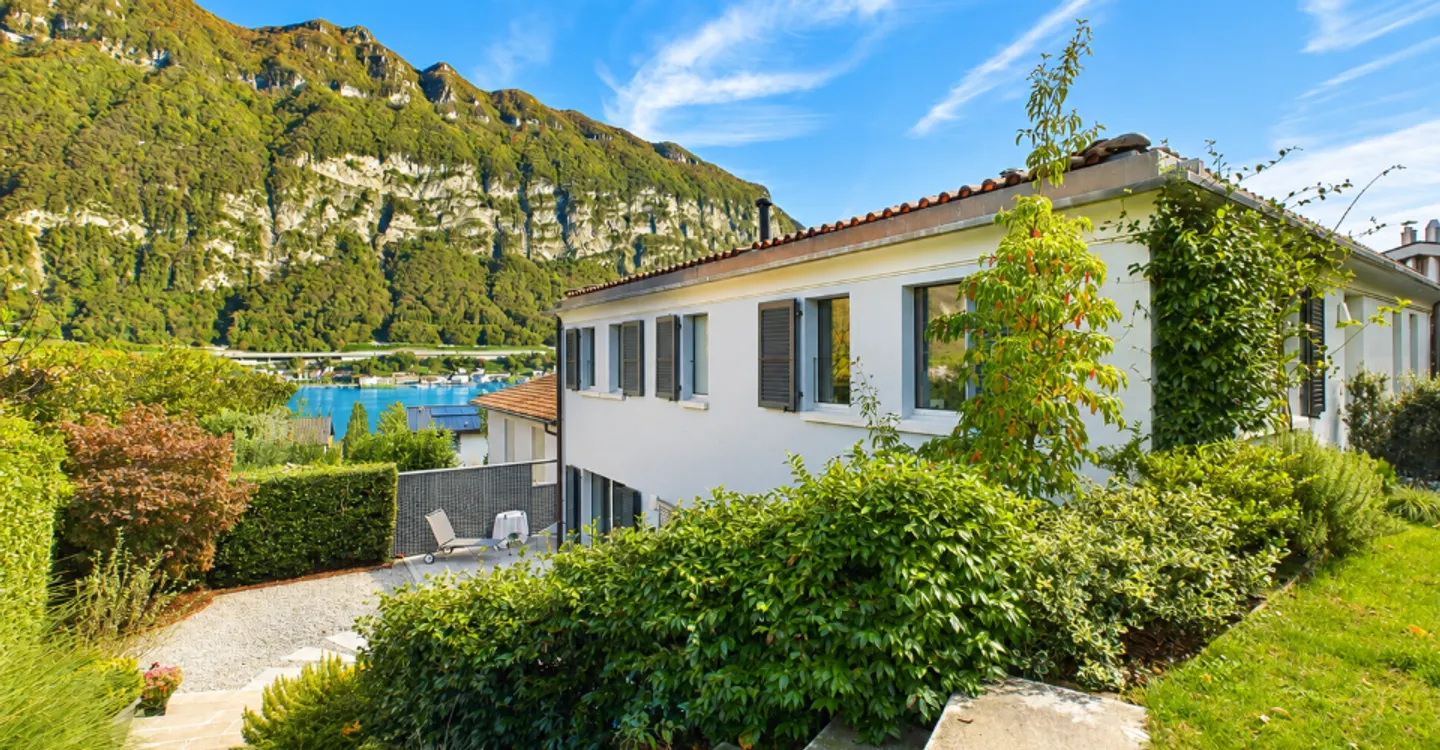 Bright individual villa of 5.5 rooms in Riva San Vitale, TI - Photo 1 of 11