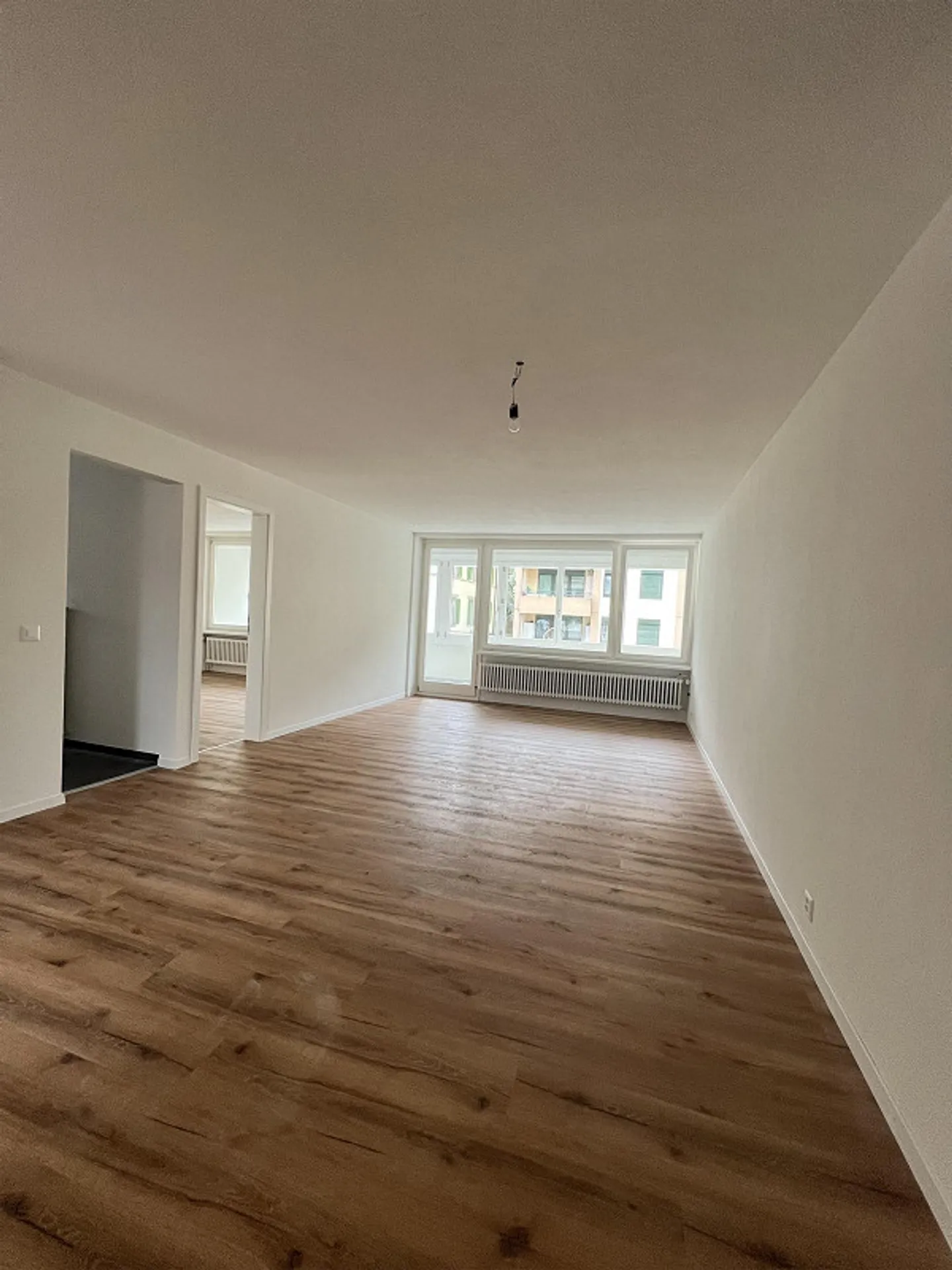 Freshly renovated 4.5-room apartment with lake view in Goldau - Photo 2 of 11