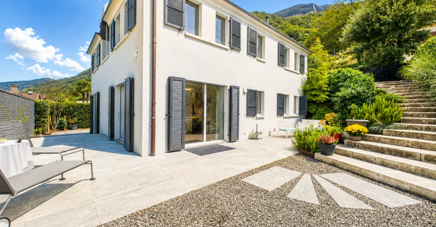 Bright individual villa of 5.5 rooms in Riva San Vitale, TI - Photo 2 of 11