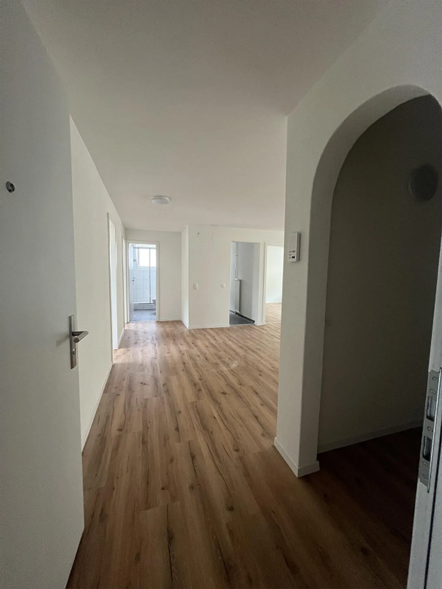 Freshly renovated 4.5-room apartment with lake view in Goldau - Photo 1 of 11