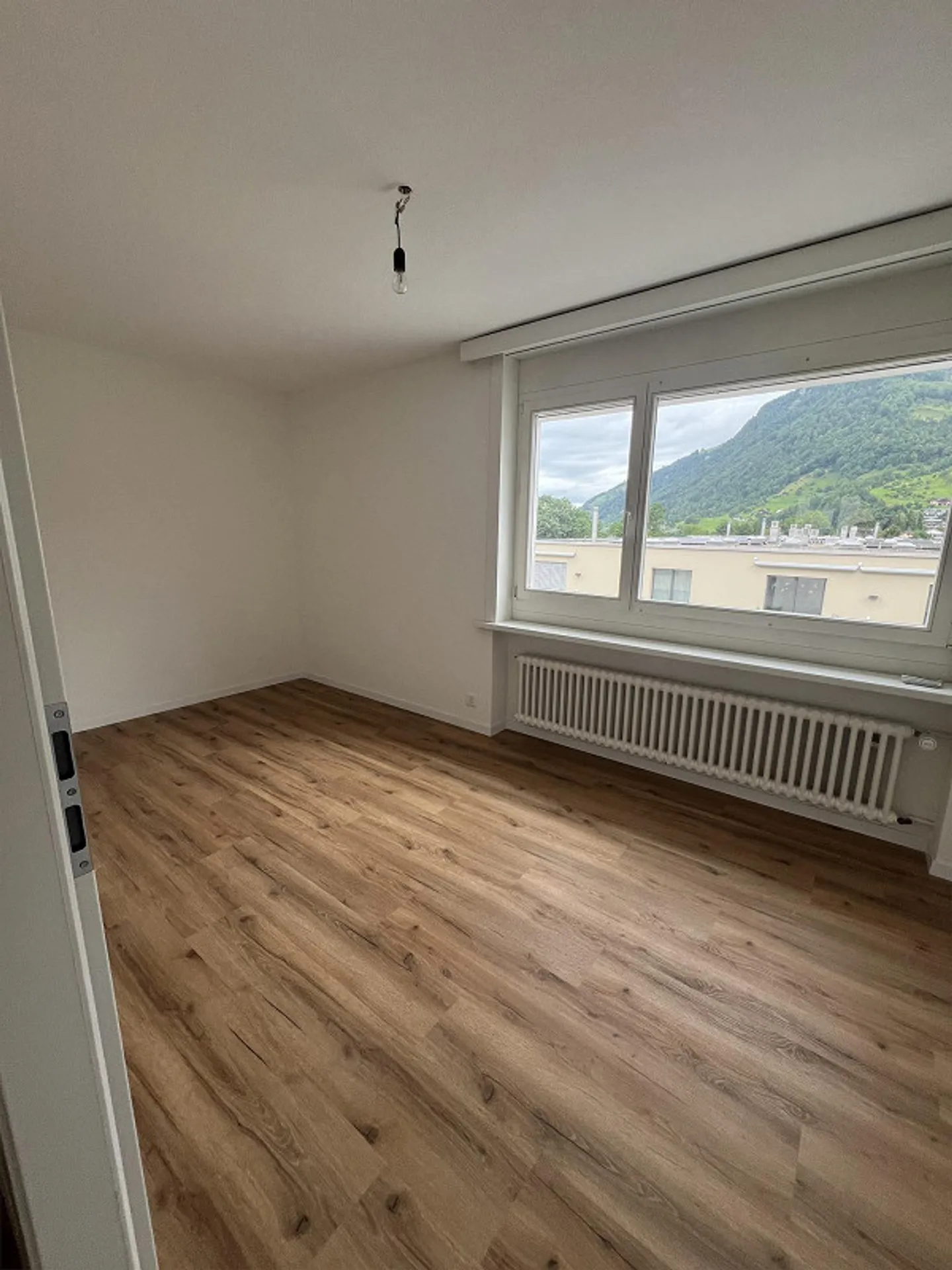 Freshly renovated 4.5-room apartment with lake view in Goldau - Photo 4 of 11