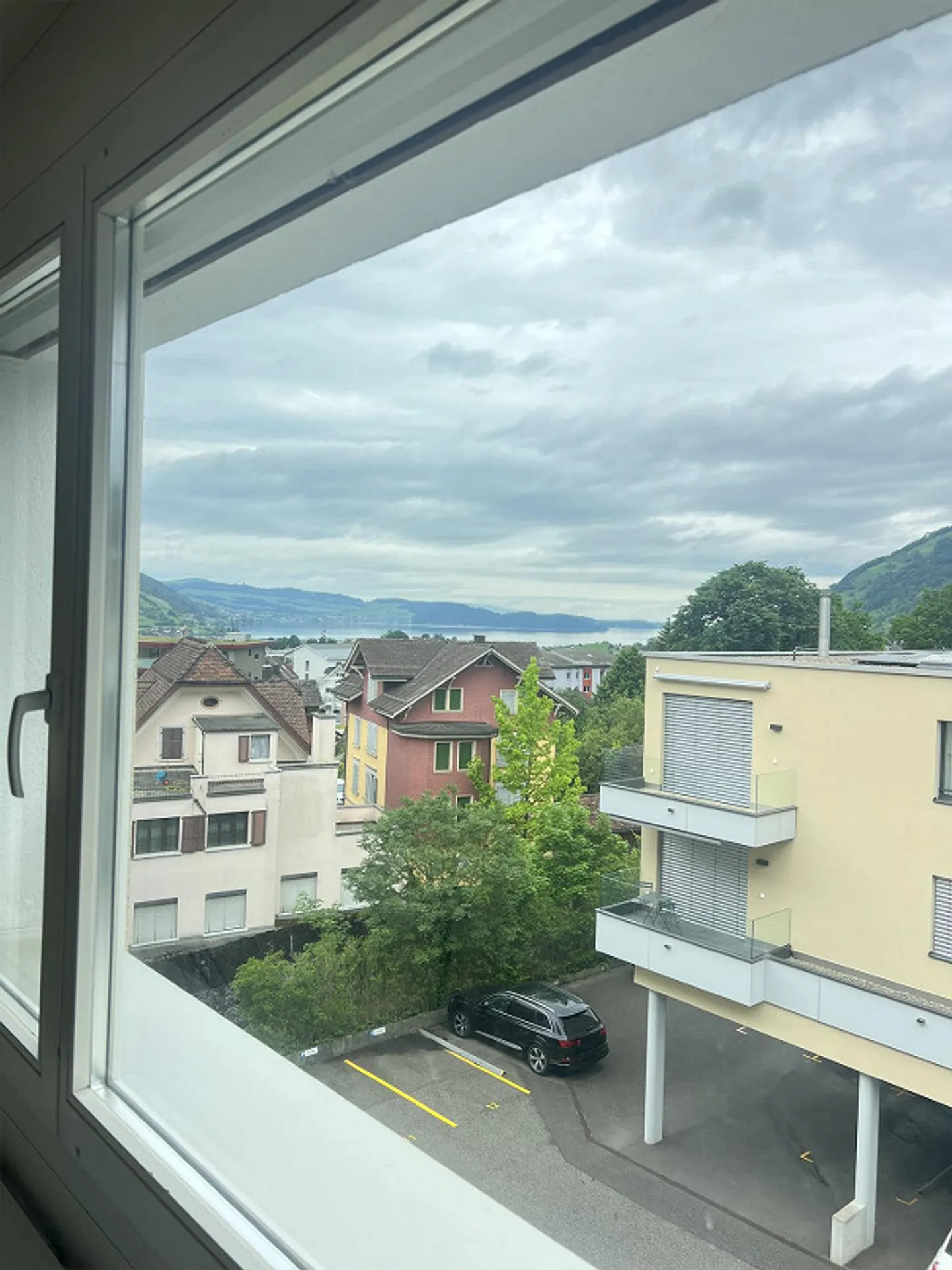 Freshly renovated 4.5-room apartment with lake view in Goldau - Photo 5 of 11