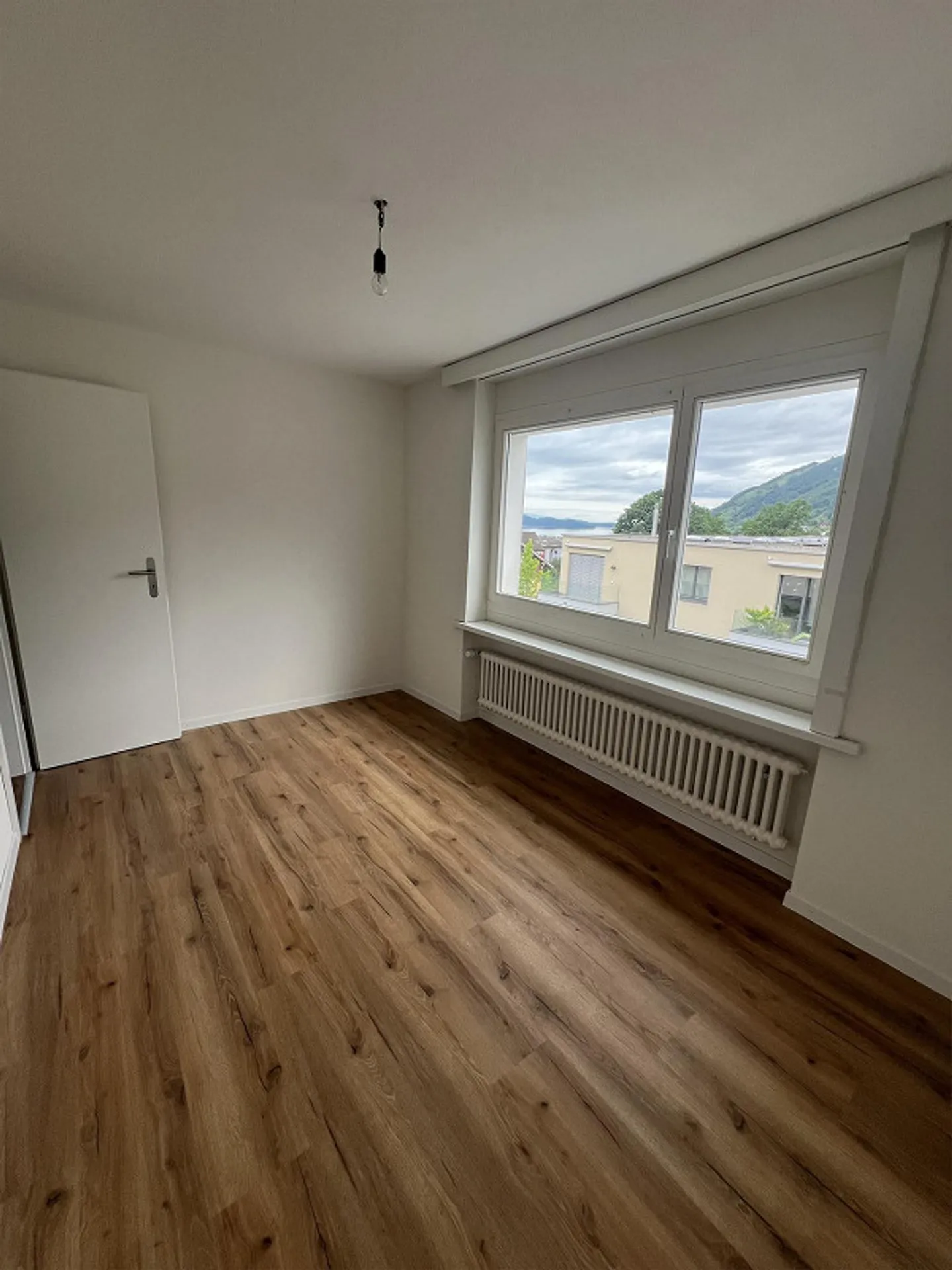 Freshly renovated 4.5-room apartment with lake view in Goldau - Photo 6 of 11