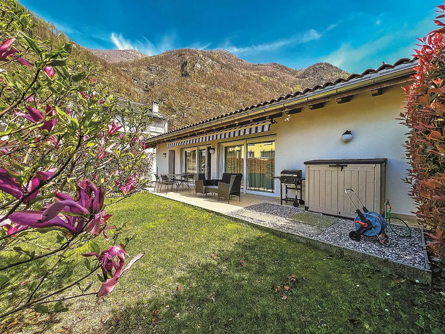 Splendida casa bifamiliare con giardino e parcheggi - Foto 16 di 23
