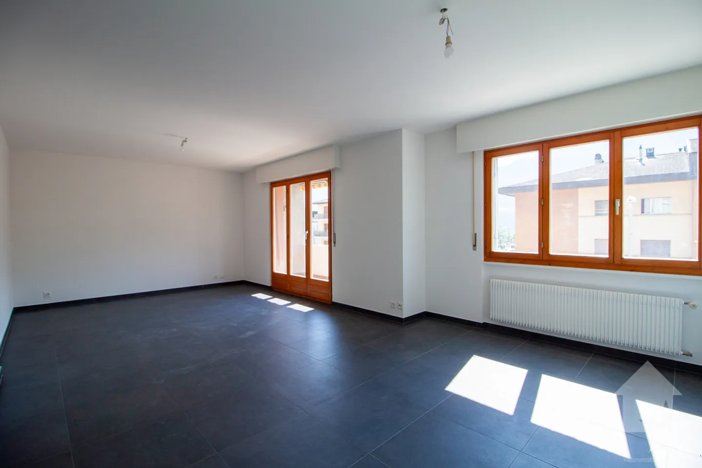«Appartement de 3,5 pièces totalement rénové sur la commune de Noës» - Photo 2 sur 19