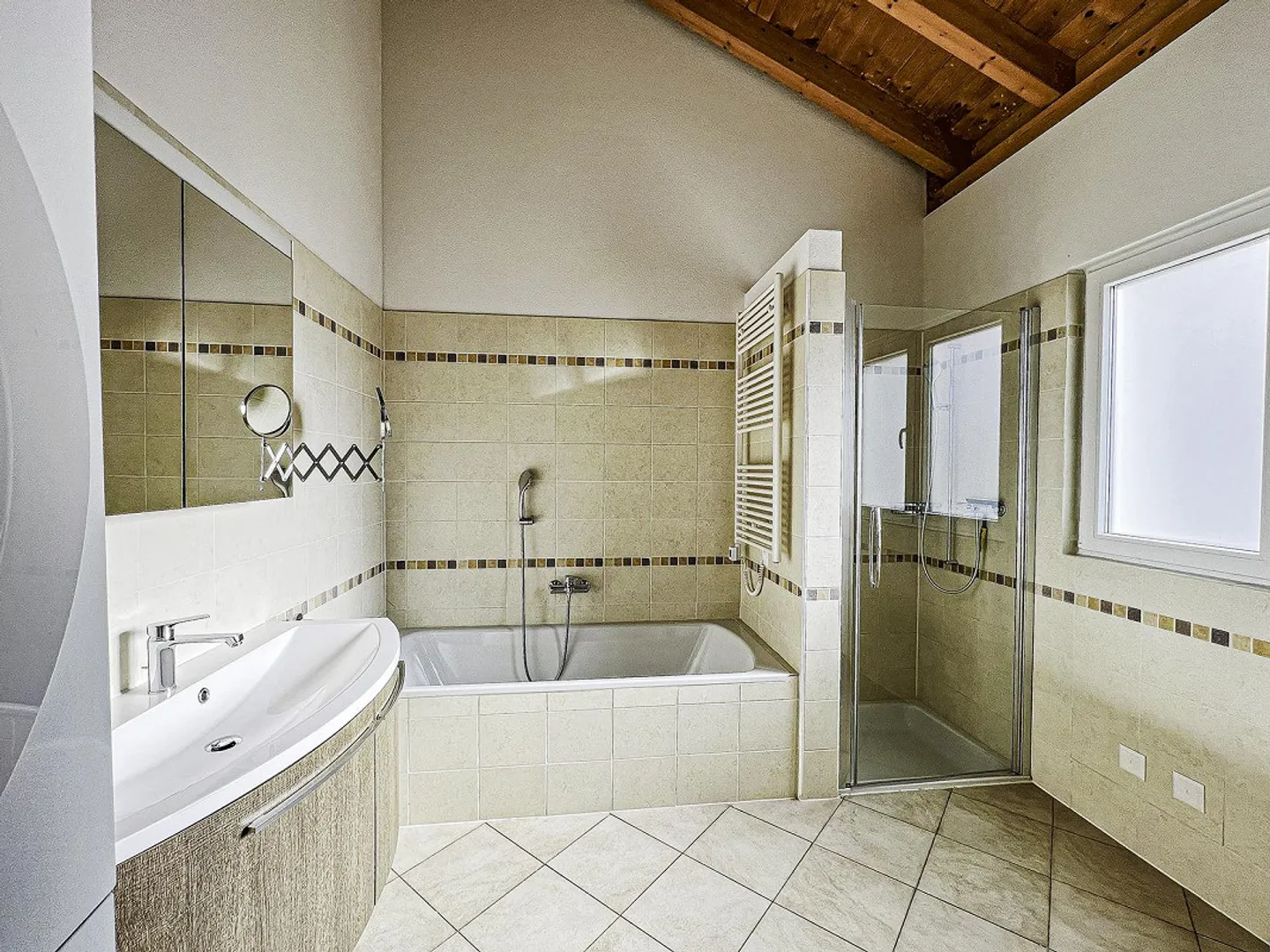 Splendida casa bifamiliare con giardino e parcheggi - Foto 21 di 23