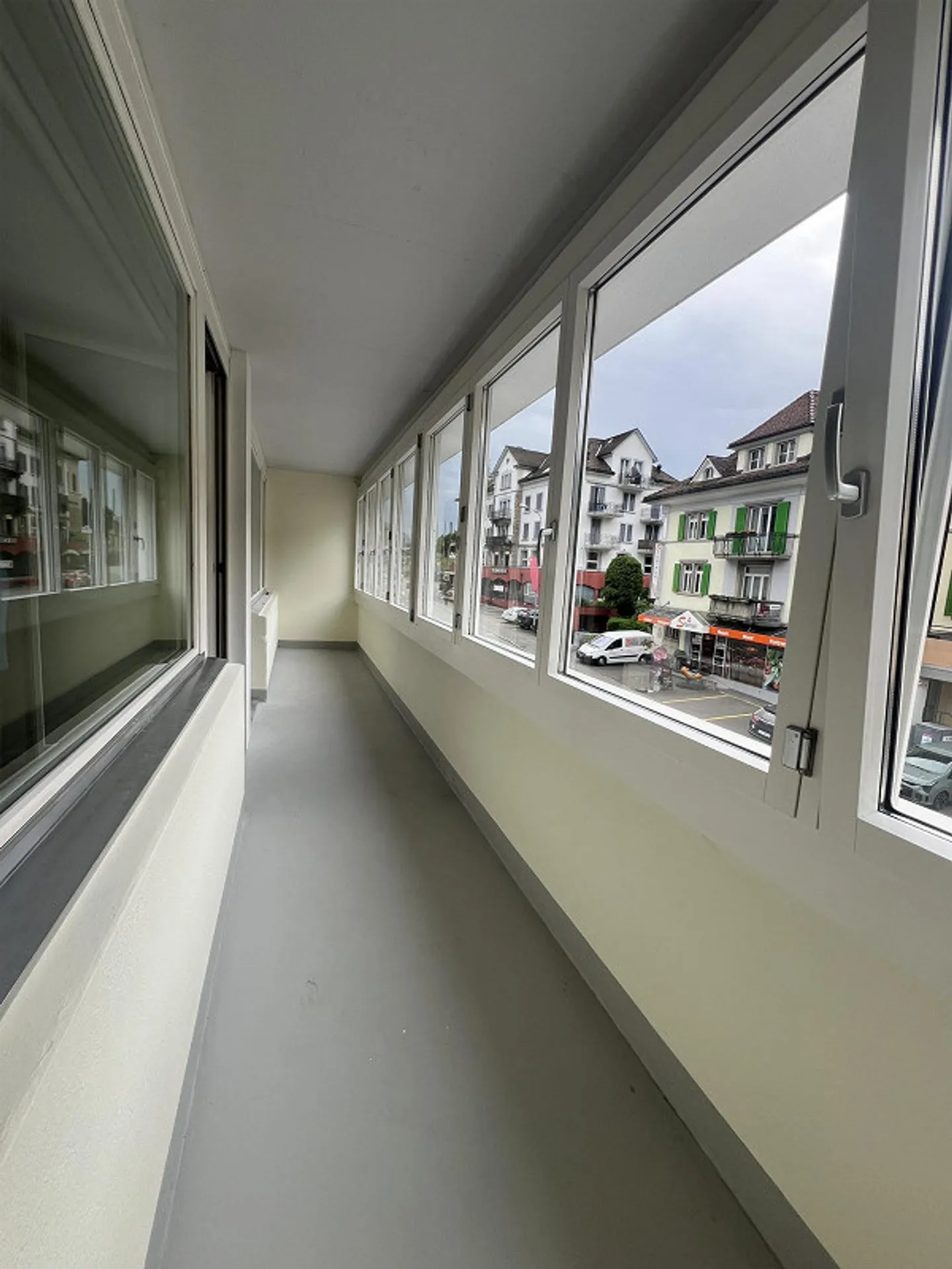 Freshly renovated 4.5-room apartment with lake view in Goldau - Photo 9 of 11