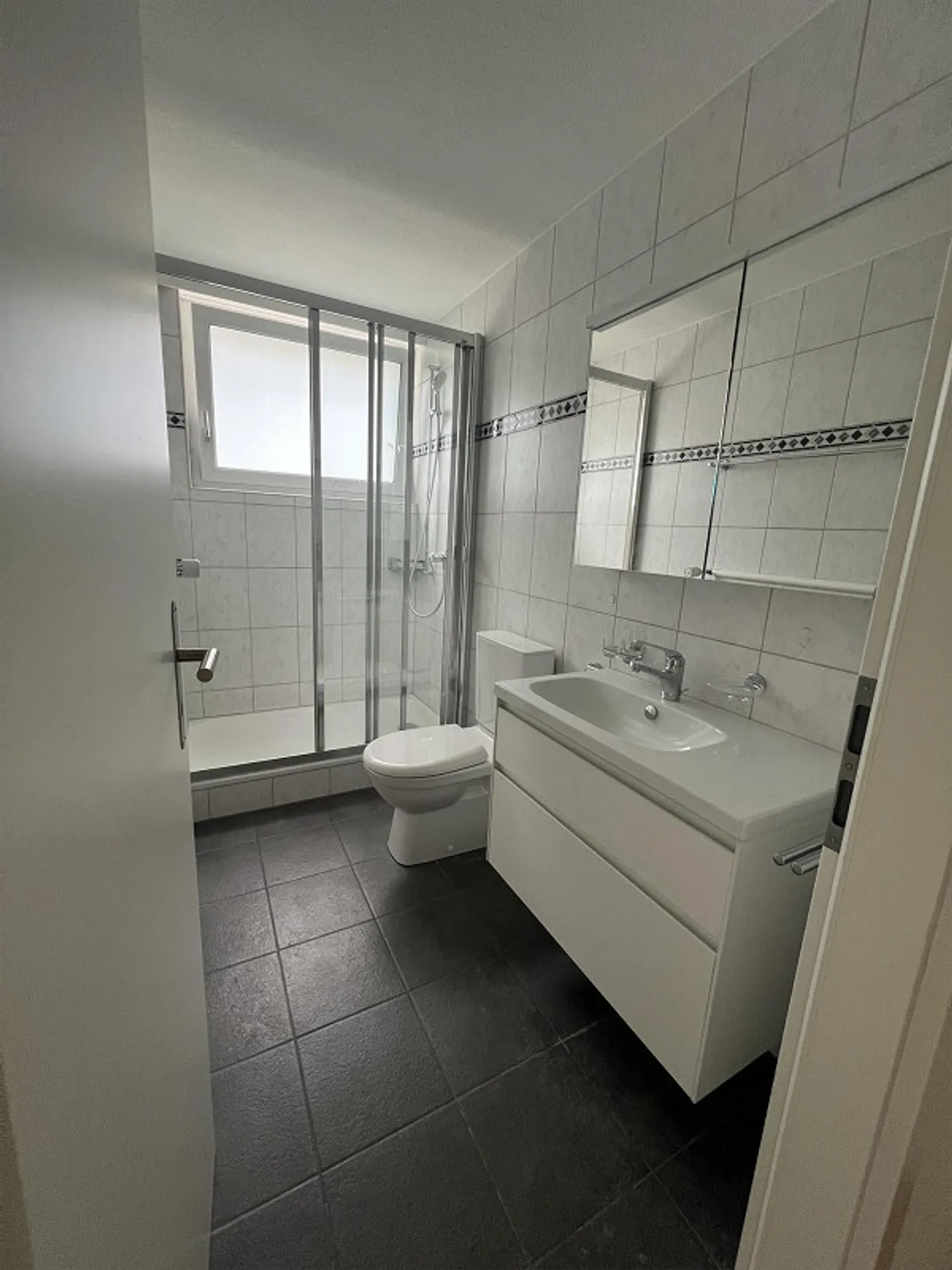Freshly renovated 4.5-room apartment with lake view in Goldau - Photo 10 of 11