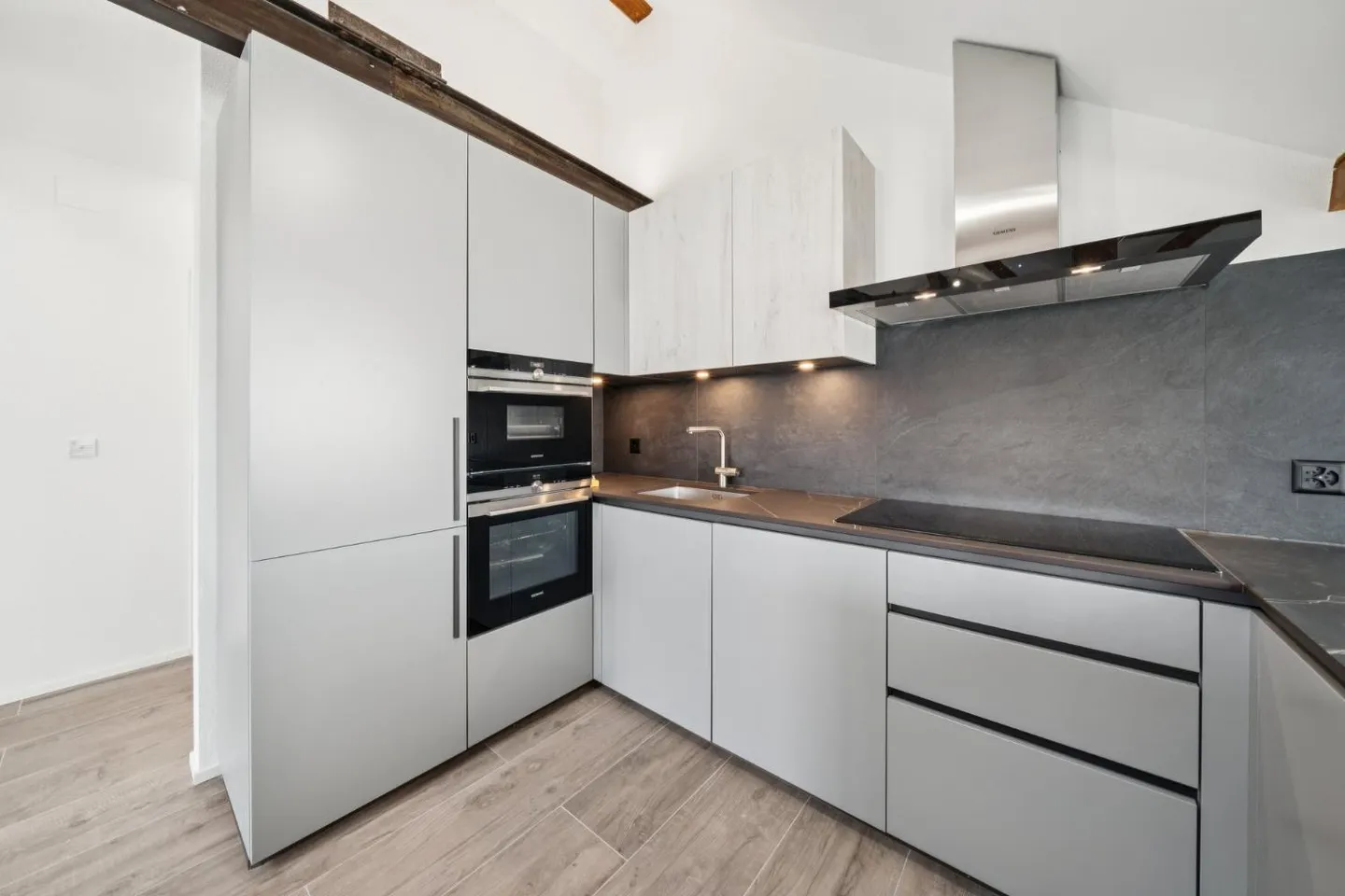 200 m2 apartment with balcony and two outdoor parking spaces - Photo 4 of 12