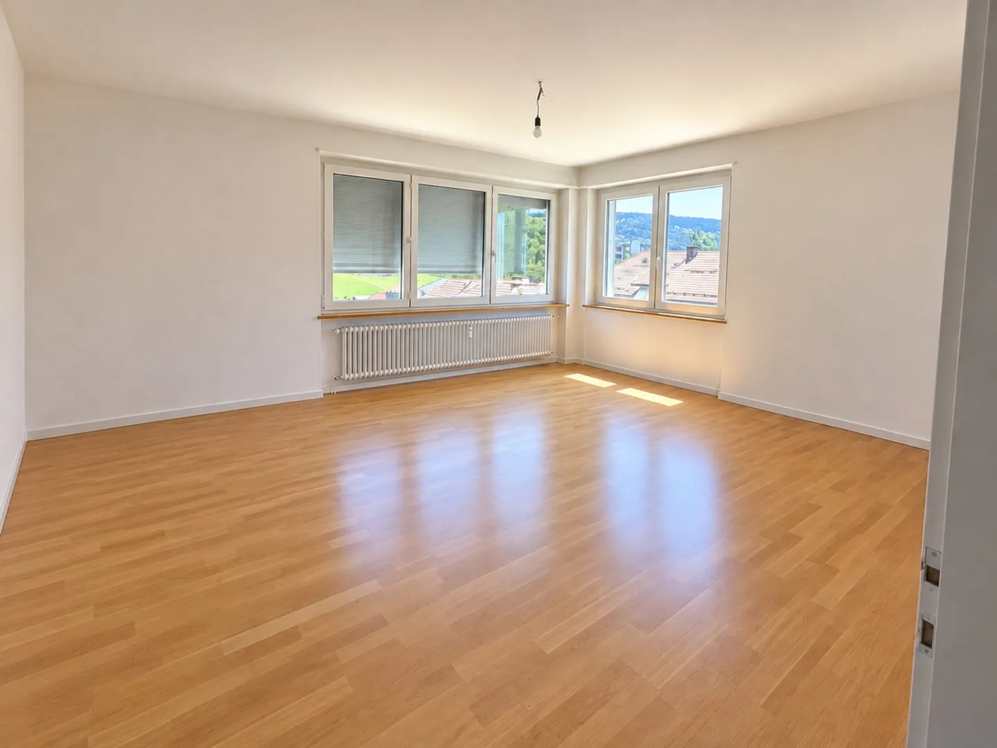 Tramelan, nice renovated 4-room apartment on the upper ground floor, located in a quiet area - Photo 2 of 3