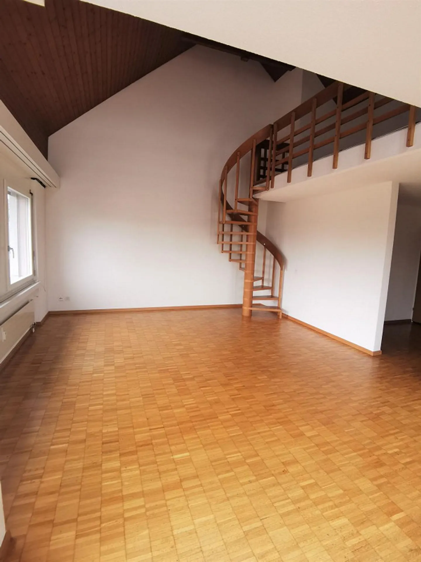 Central, affascinante e accogliente maisonette con camino - Foto 2 di 8