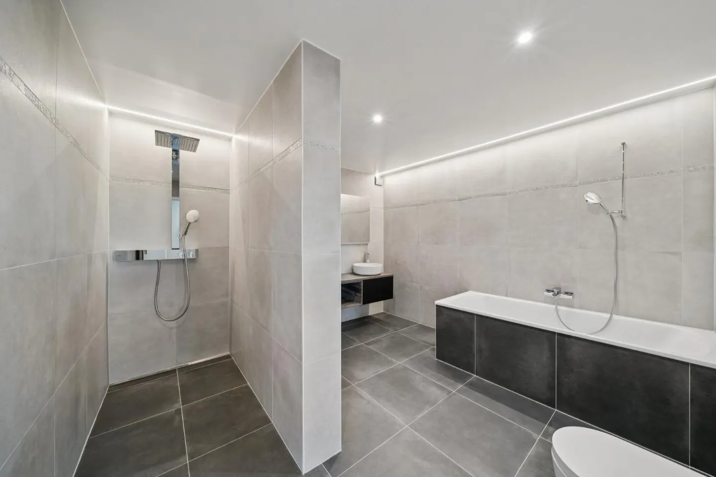 200 m2 apartment with balcony and two outdoor parking spaces - Photo 11 of 12