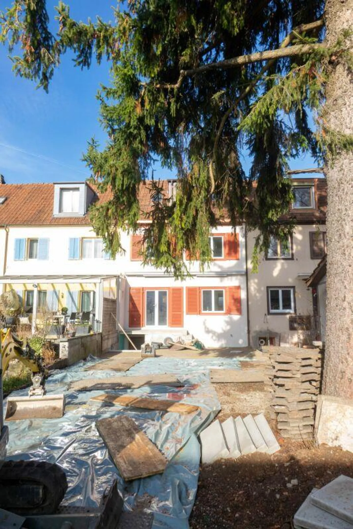 Row house with garden in a beautiful location for rent. - Photo 2 of 6